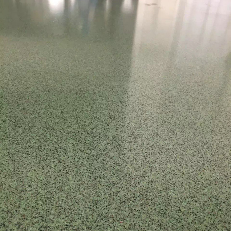 耐磨地坪|滄晟地坪漆廠家:自流平彩砂地坪與環氧自流平地坪漆對比